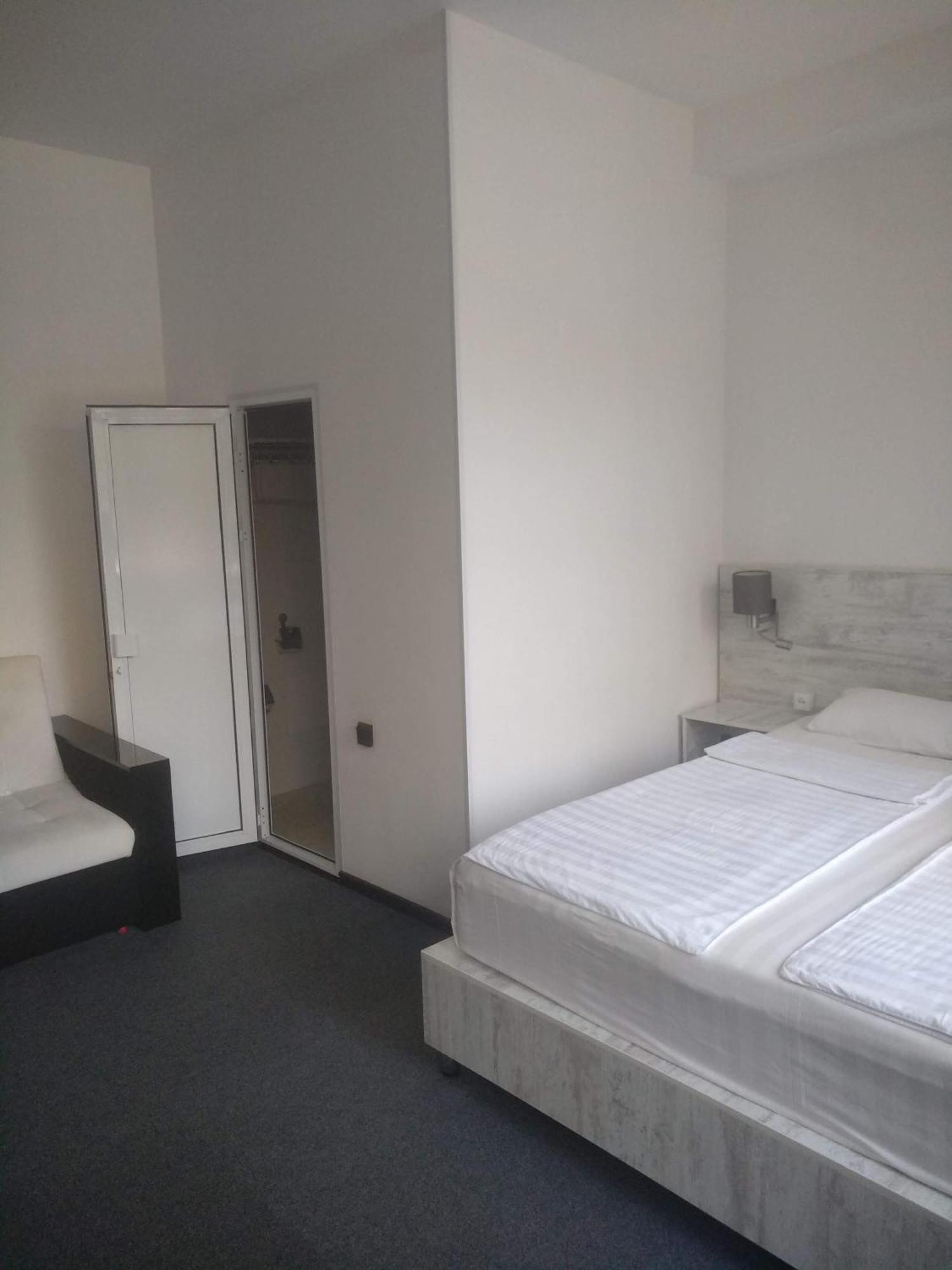Sakura Inn Fargʻona Buitenkant foto